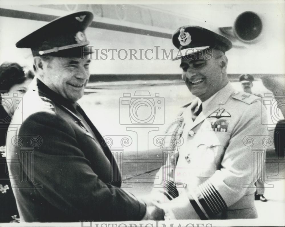 1978 Press Photo Soviet Chief Air Marshal Pavol S. Kutakhoc H. Moolgavkar India - Historic Images