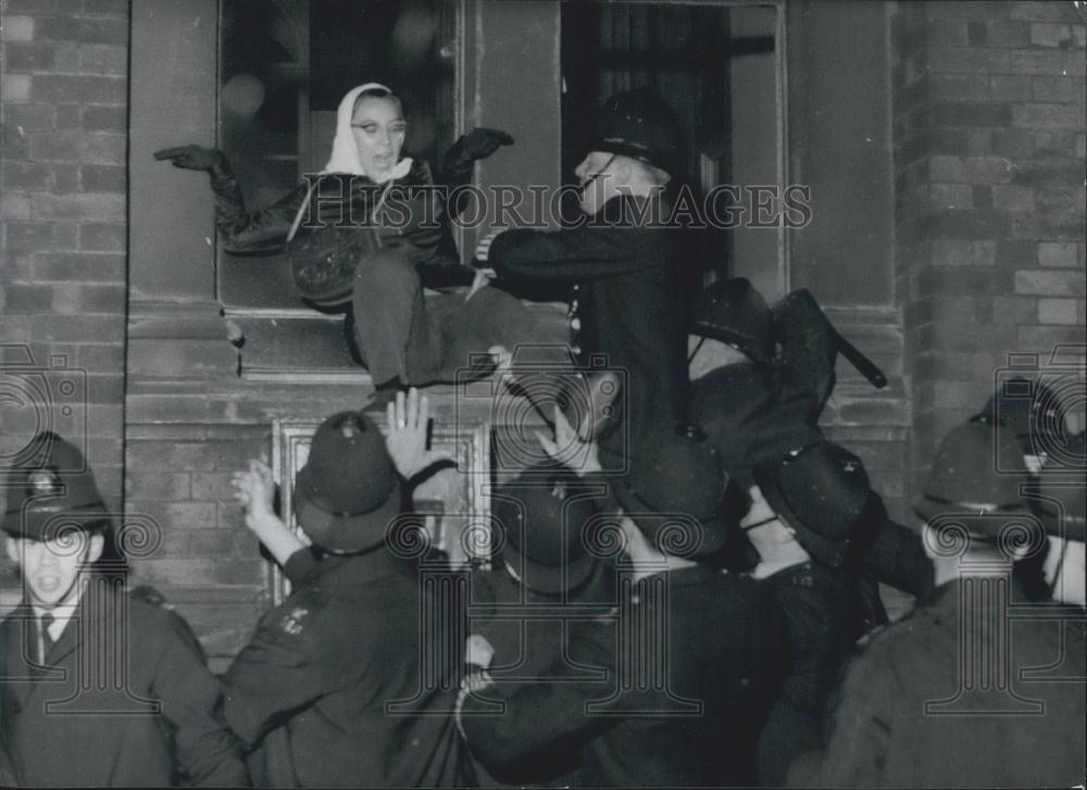 1960 Press Photo 14 Injured In Rent Clash 1,000&#39;s Storm St. Pancras Town Hall - Historic Images