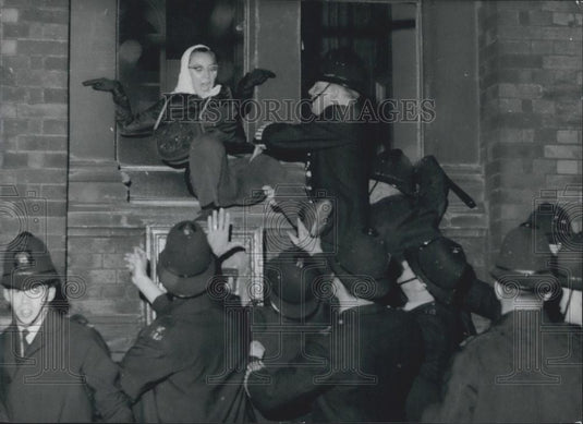 1960 Press Photo 14 Injured In Rent Clash 1,000's Storm St. Pancras Town Hall - Historic Images