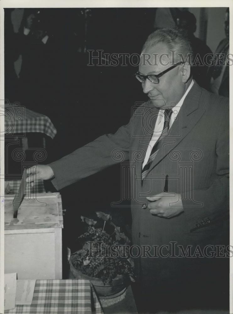 1953 Press Photo Ollenhauer Wahlt (115 uhr) in Bonn- Vensuberg - Historic Images