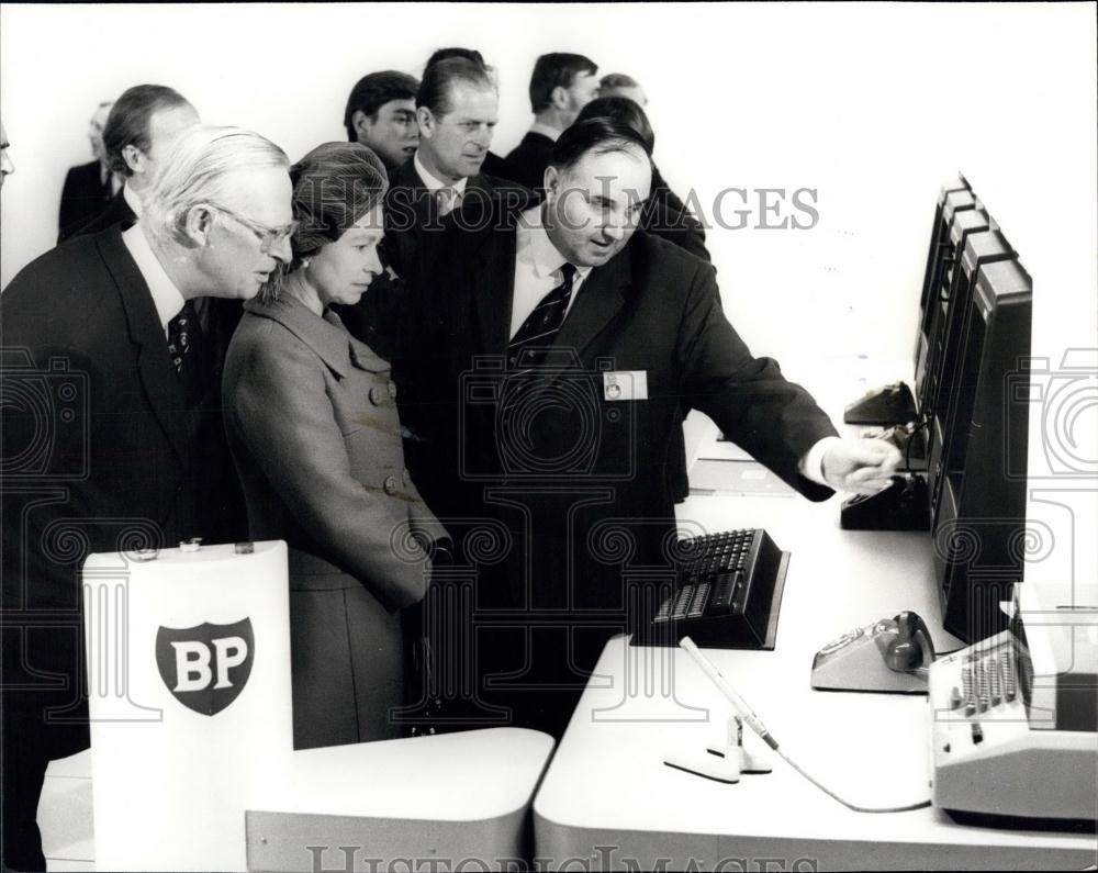 1975 Press Photo Colin Smith, Queen Elizabeth, Sir Eric Drake, Chairman BP Oil - Historic Images