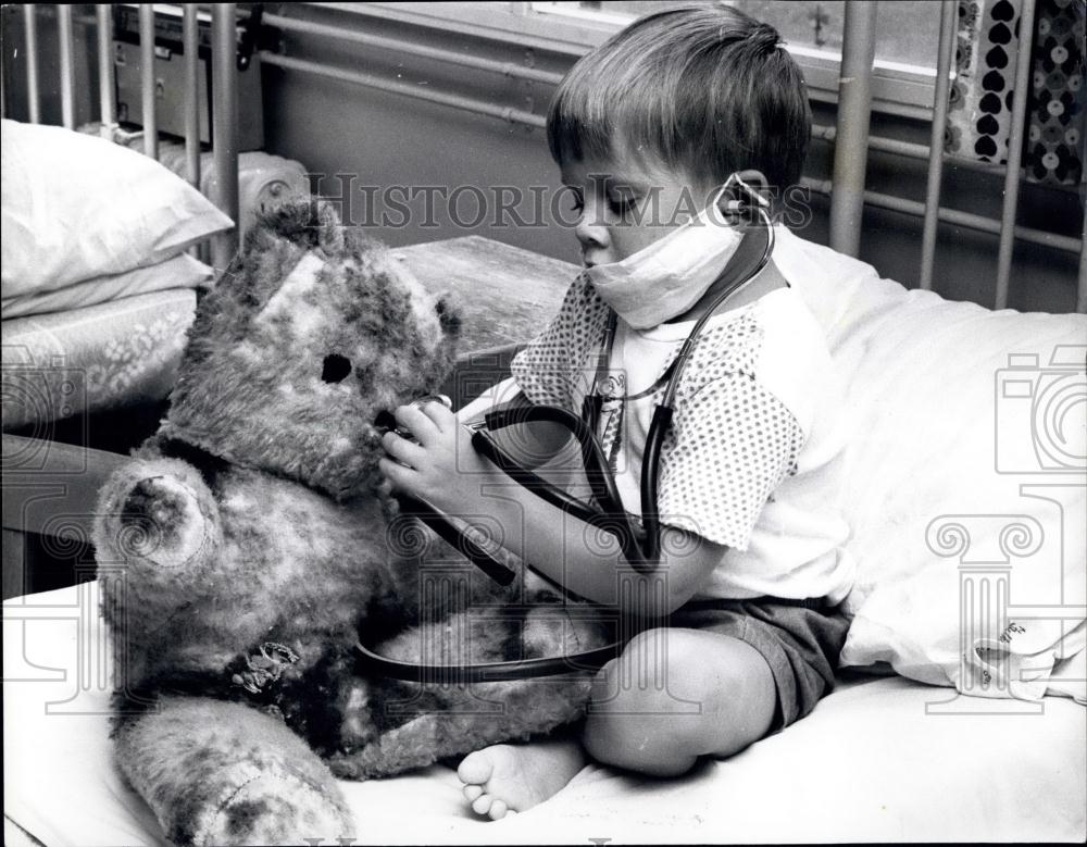 Press Photo Michael 5 with Teddy Bear in Hospital - Historic Images