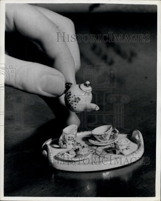 Press Photo Vida Brook mini pottery - Historic Images