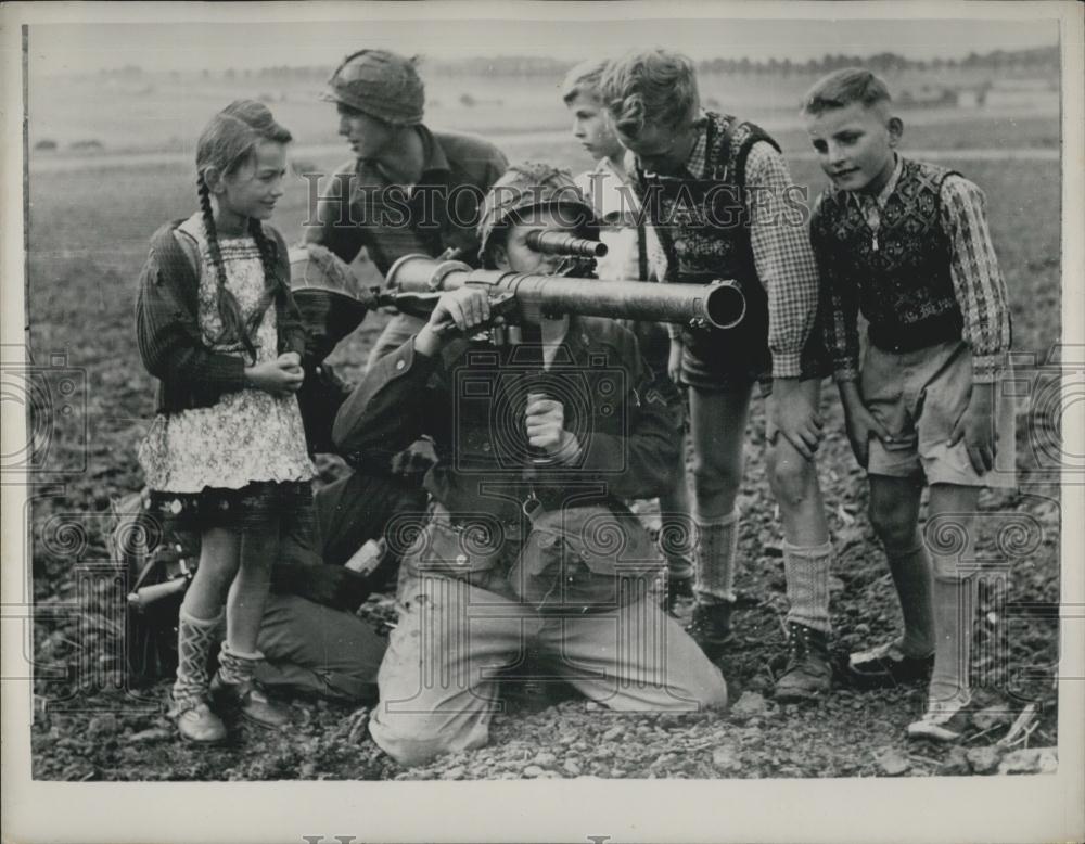 1953 Press Photo Youngsters Look-In On Manoeuvres In Hessen, Germany - Historic Images