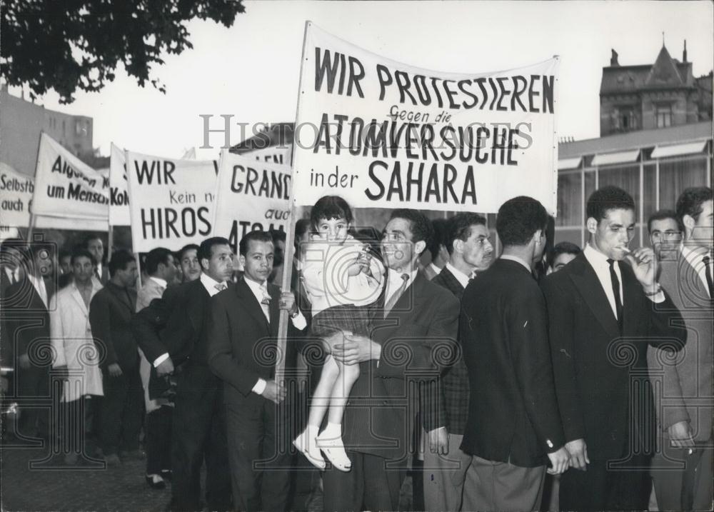 Press Photo Protesters against the Atom Bomb testing - Historic Images