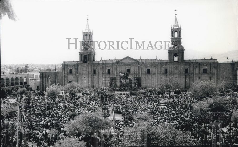 1971 Press Photo Crowd Overview Peruvian President Velasco Visiting Arequipa - Historic Images