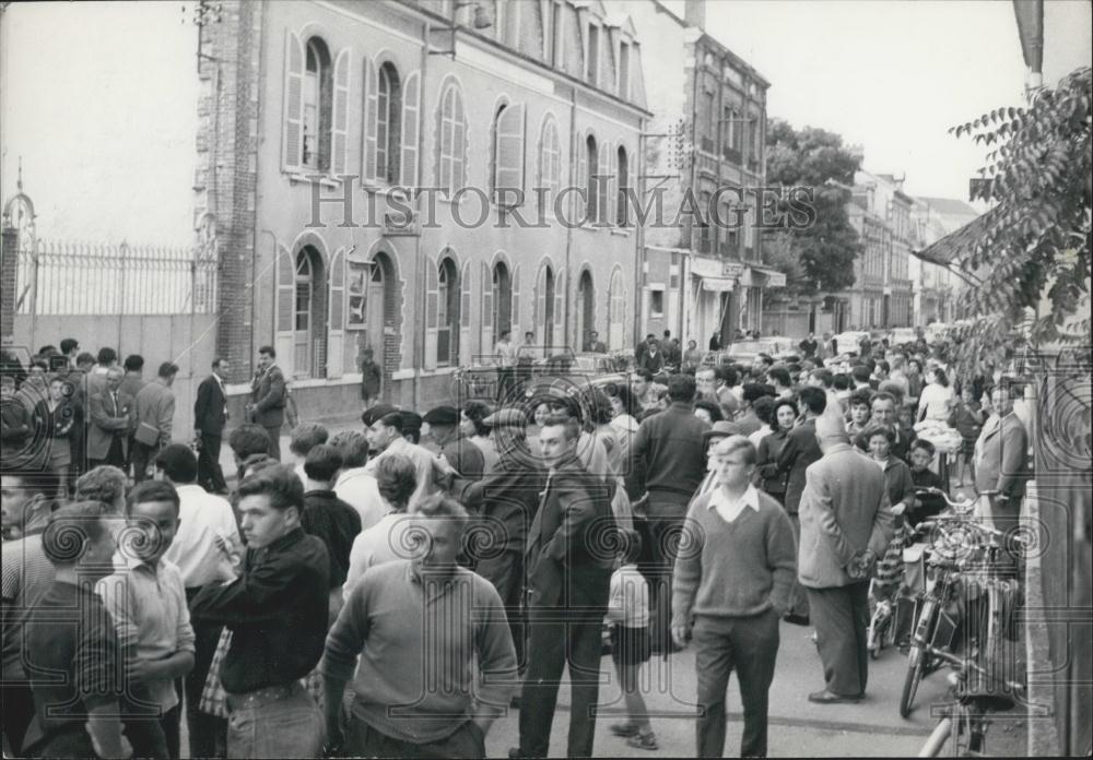 1961 Press Photo Bomb Attack on De Gaulle-Airport-Detained at RomillyCrowds - Historic Images