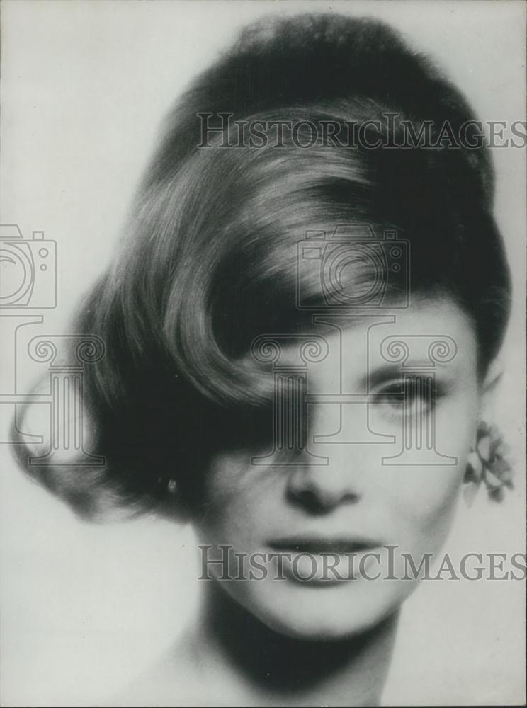 1964 Press Photo Hairstyle By Gabriel Garland, Paris - Historic Images