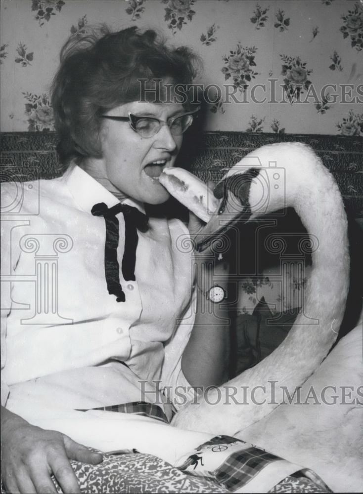 Press Photo Mr. &amp;Mrs.John Lewis and pet swan - Historic Images