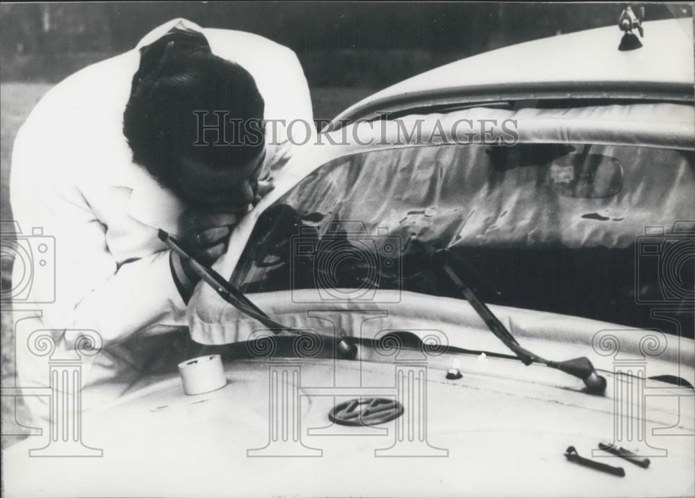 1971 Press Photo Wind Screens For Cars Blown\Up\Folded\Rolled In Germany - Historic Images