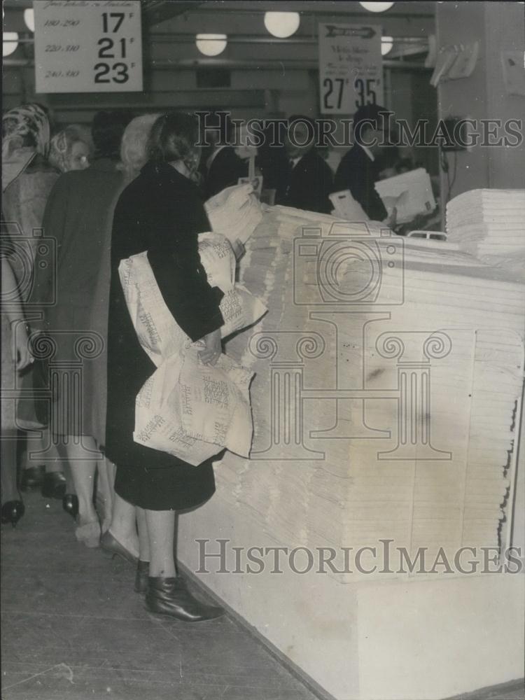 Press Photo Linen Drapers sales in January - Historic Images