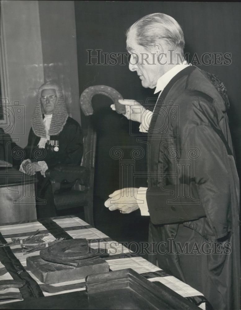 1969 Press Photo Ceremony of Quit Rents to the Crown, Law Courts - Historic Images