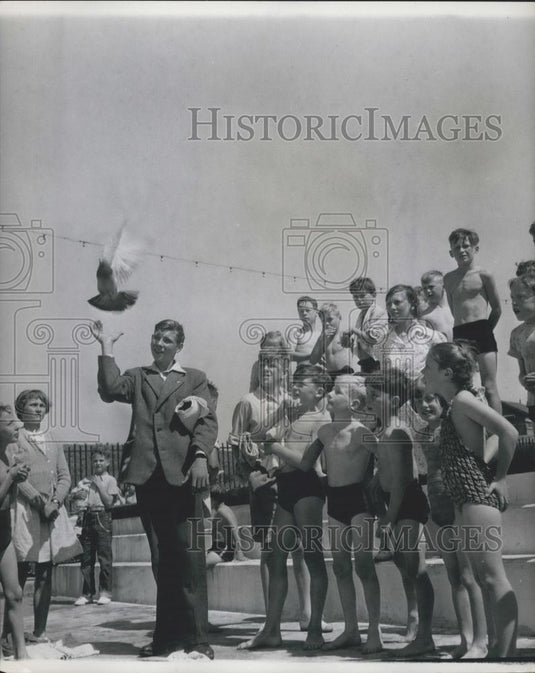 Press Photo John Swindells Pet Carrier Pigeons Sends Messages To Home - Historic Images