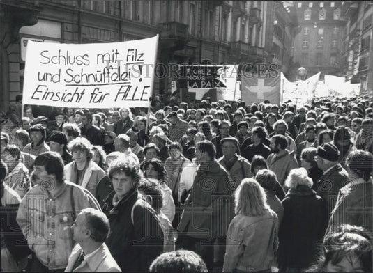 1990 Press Photo Demonstration against sniffery - Historic Images