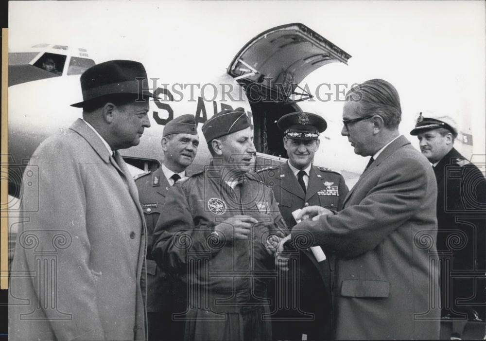 1963 Press Photo defence minister Kai Uwe Von Hassel - Historic Images