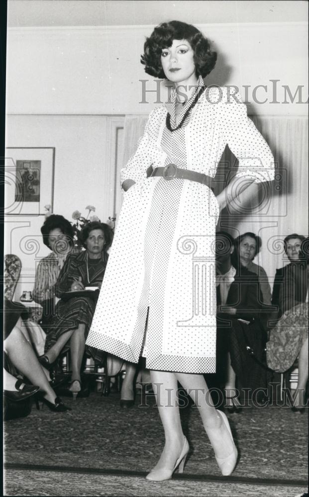 Press Photo Model In One Piece Dress With Spots And Belt In Greece - Historic Images