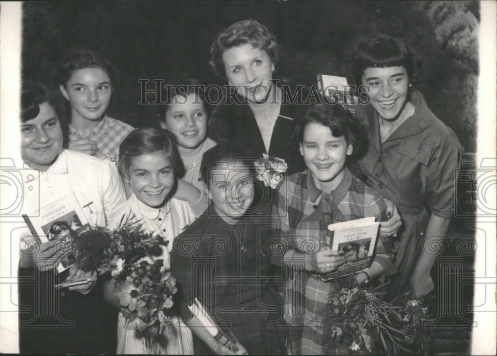 1954 Press Photo Novelist Saint Marcoux and six young girls - Historic Images