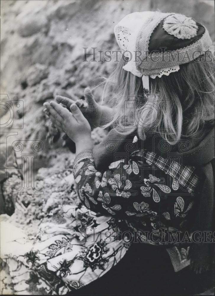 Press Photo Woman Praying for a Child - Historic Images