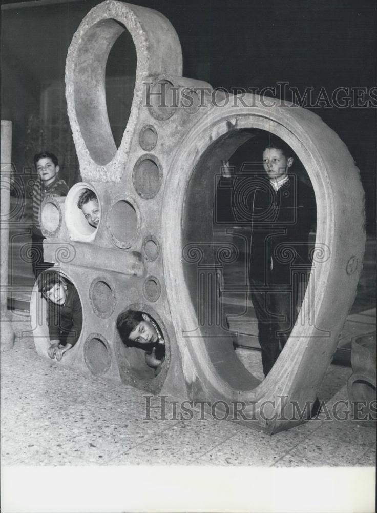 1961 Press Photo Children Play Modern Art At Building Industry in Essen Munich - Historic Images