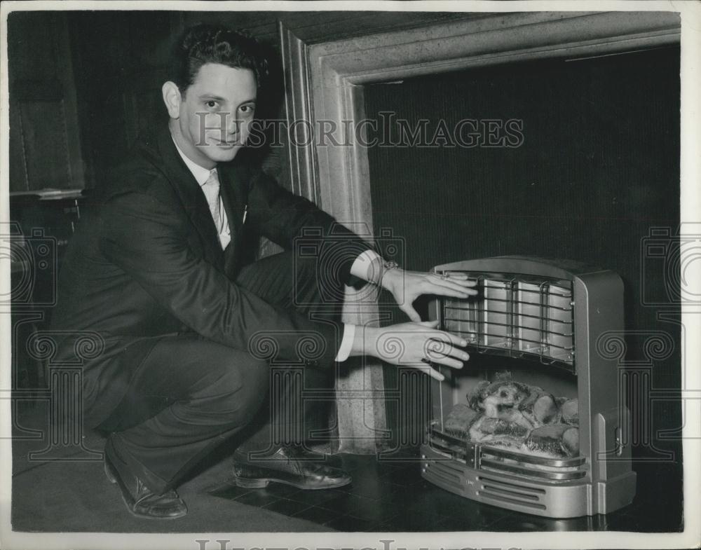 1961 Press Photo Senior Manuel Stolik Novygrod Cuban Envoy To Britain Warms Hand - Historic Images