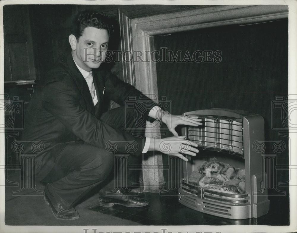 1961 Press Photo Senior Manuel Stolik Novygrod Cuban Envoy To Britain Warms Hand - Historic Images