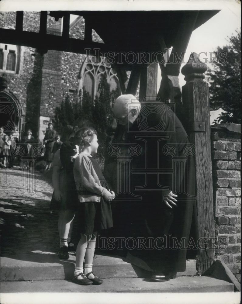 Press Photo Parish church, st. Paul&#39;s cray talks with a young church goer - Historic Images