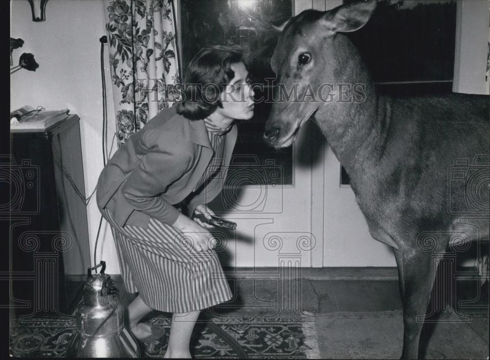 Press Photo woman kissing a deer inside of a home - Historic Images