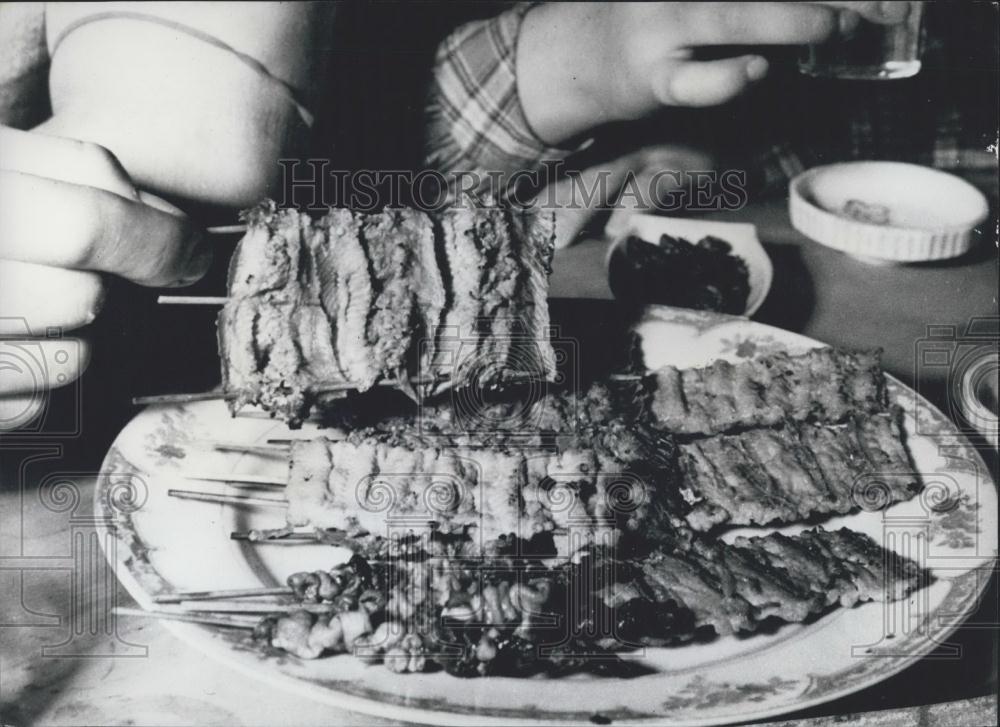 Press Photo Tokyo restaurant serves snake - Historic Images