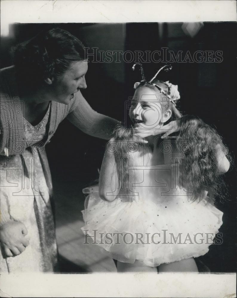 Press Photo Mrs.Jarrett speaks to deaf girl Diane - Historic Images