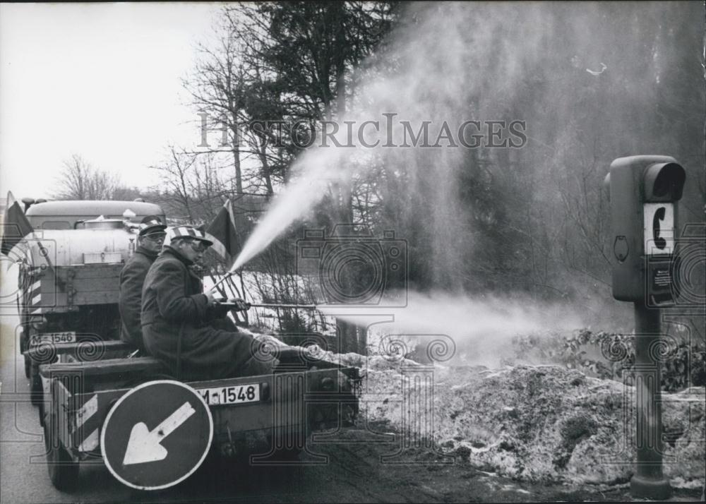 Press Photo The gardeners of the Autobahn spray delousing chemicals - Historic Images