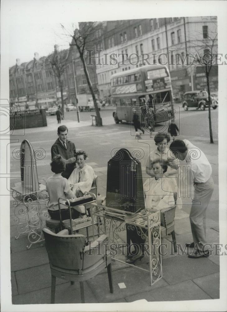 1961 Press Photo Hair Dressers Move Outdoors For Goof Weather-London - Historic Images