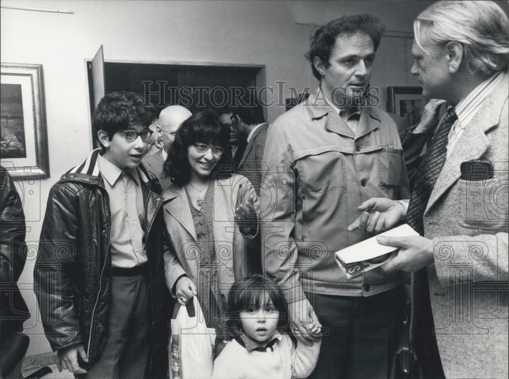 Press Photo Soviet eng. Pavlev Litvinov & family - Historic Images