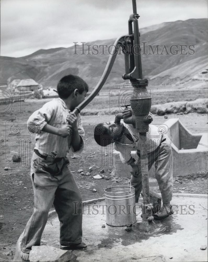 Press Photo Ecuadorean high - lands,children at water pump - Historic Images