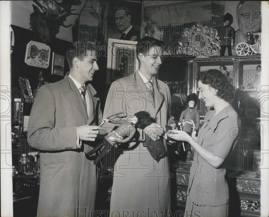 Press Photo US visitors to London buyingCoronation souvenirs - Historic Images
