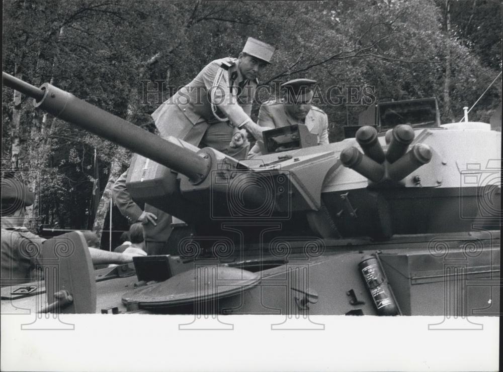 1973 Press Photo French and Russian officer inspecting a Scimitar Infantry - Historic Images