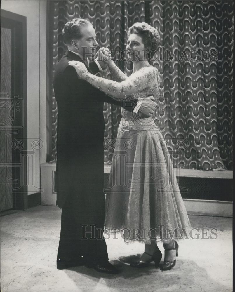 Press Photo Sydney and Mary Thompson &quot;A Waltz for The Queen - Historic Images