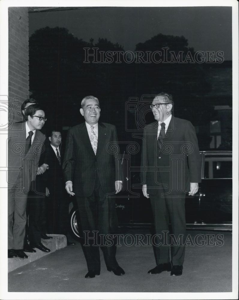 1972 Press Photo Dr. Kissinger seen with Prime Minister Eisaku Sato - Historic Images