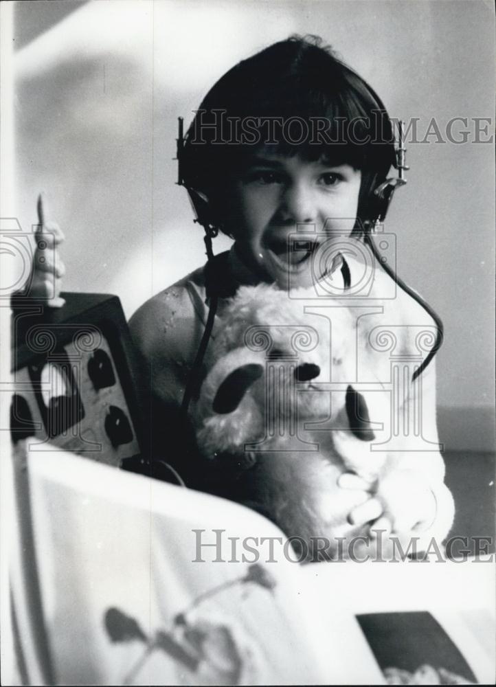 Press Photo Sharon Martin, 6 Listens to Teacher Speaks to her Over Headphones - Historic Images