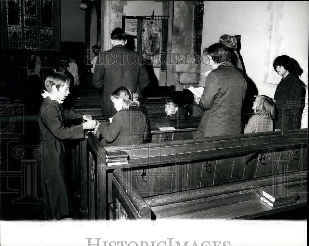 Press Photo One of Laurence&#39;s Duties is to Take the Collection in Church - Historic Images