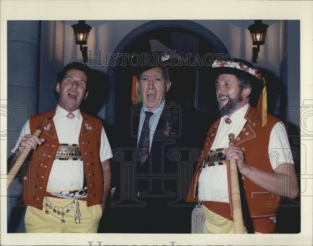 1990 Press Photo Actor Anthony Quinn Singing With Swiss Hornsmen - Historic Images