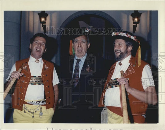 1990 Press Photo Actor Anthony Quinn Singing With Swiss Hornsmen - Historic Images