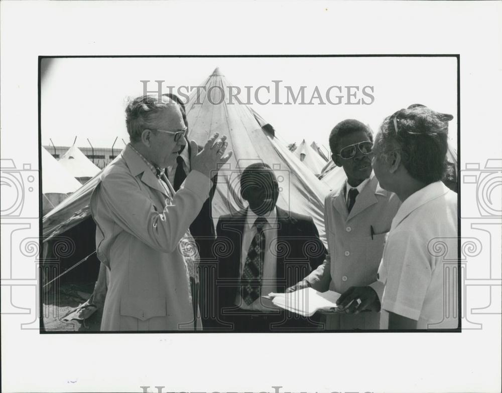 Press Photo Poul Hartling, visits refugee camp at Selebe Pikwe - Historic Images