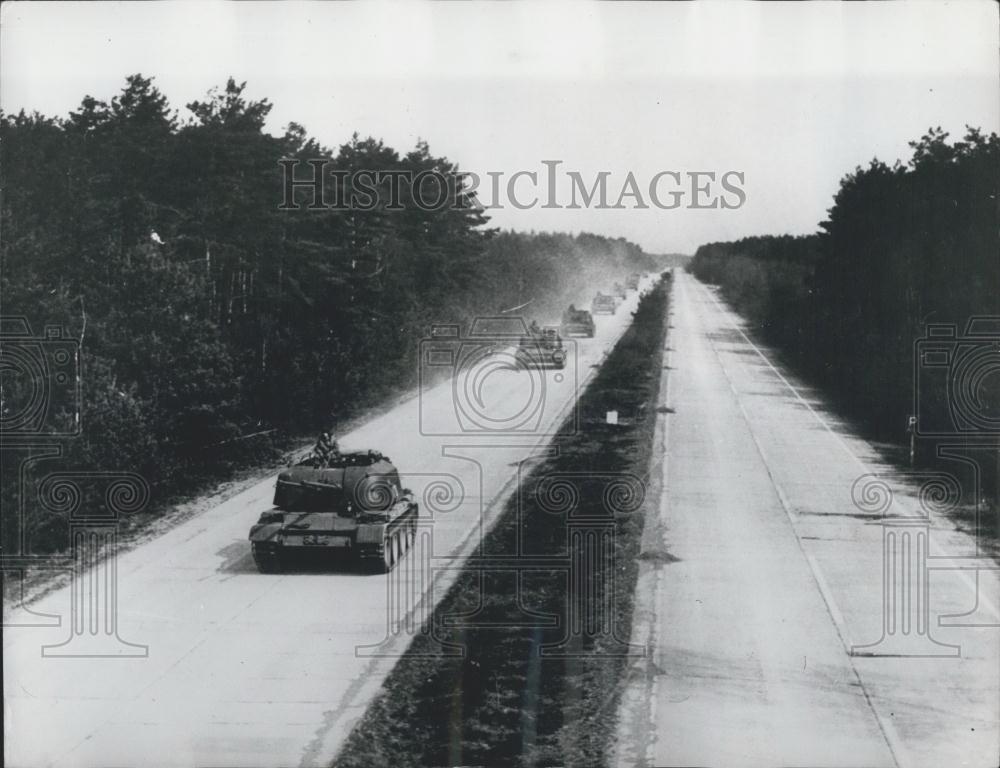 1965 Press Photo East German Manoeuvres Cause Of Autobahn Holdup - Historic Images