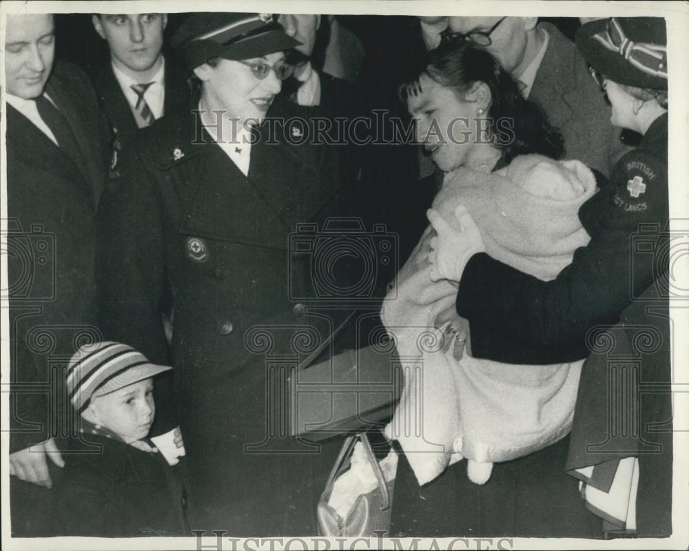 1959 Press Photo The forgotten Mother - after two years her son did not know her - Historic Images