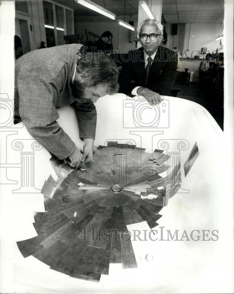 Press Photo Goldsmith Christopher Lawrence Lining Tub With Gold Tiles - Historic Images