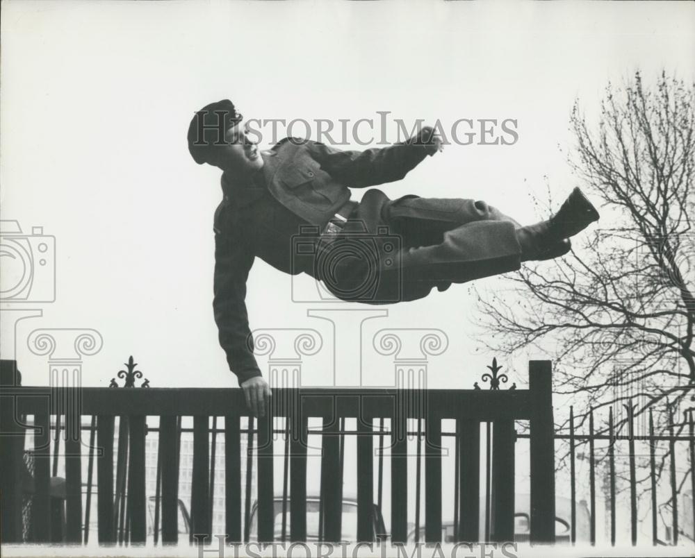 1963 Press Photo Joe Hardisty thrilled to learned he can stay in the Army - Historic Images