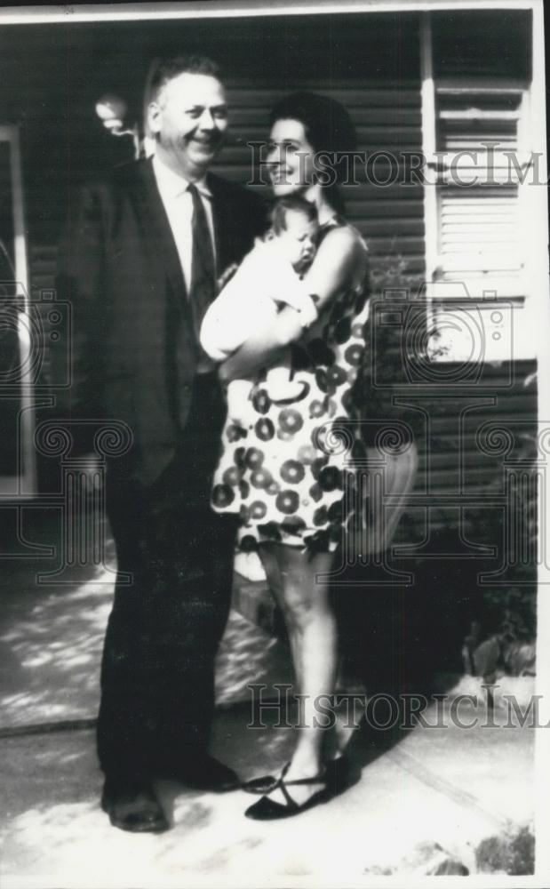 1968 Press Photo Roman Catholic Priest Willian Dickerson With Wife And Son - Historic Images