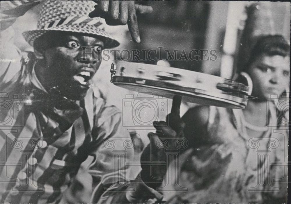 Press Photo Man Spinning His Tamborine On His Finger In Rio Carnival - Historic Images