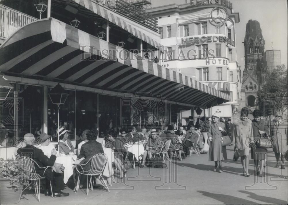 1963 Press Photo Sitting in the Sun on Kurfurstendamm in Berlin - Historic Images