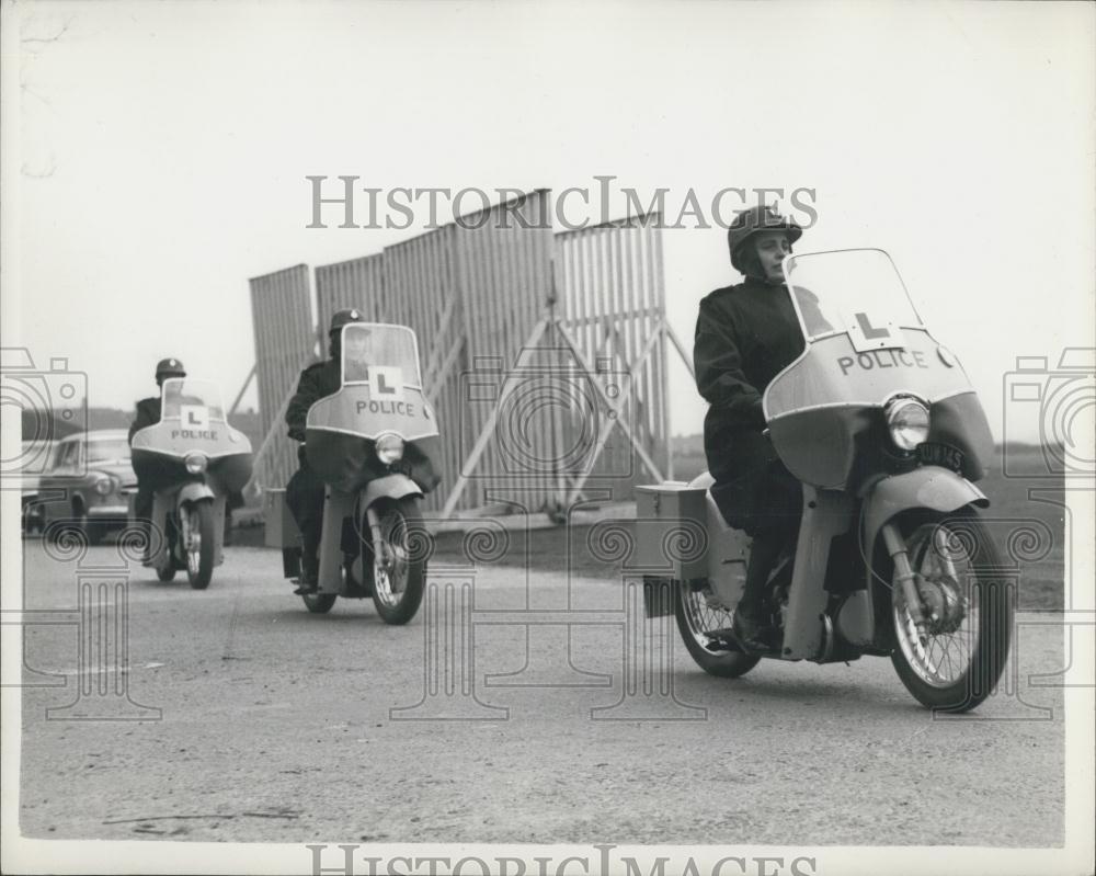 1960 Press Photo Policewomen in training on motor cycles - Historic Images